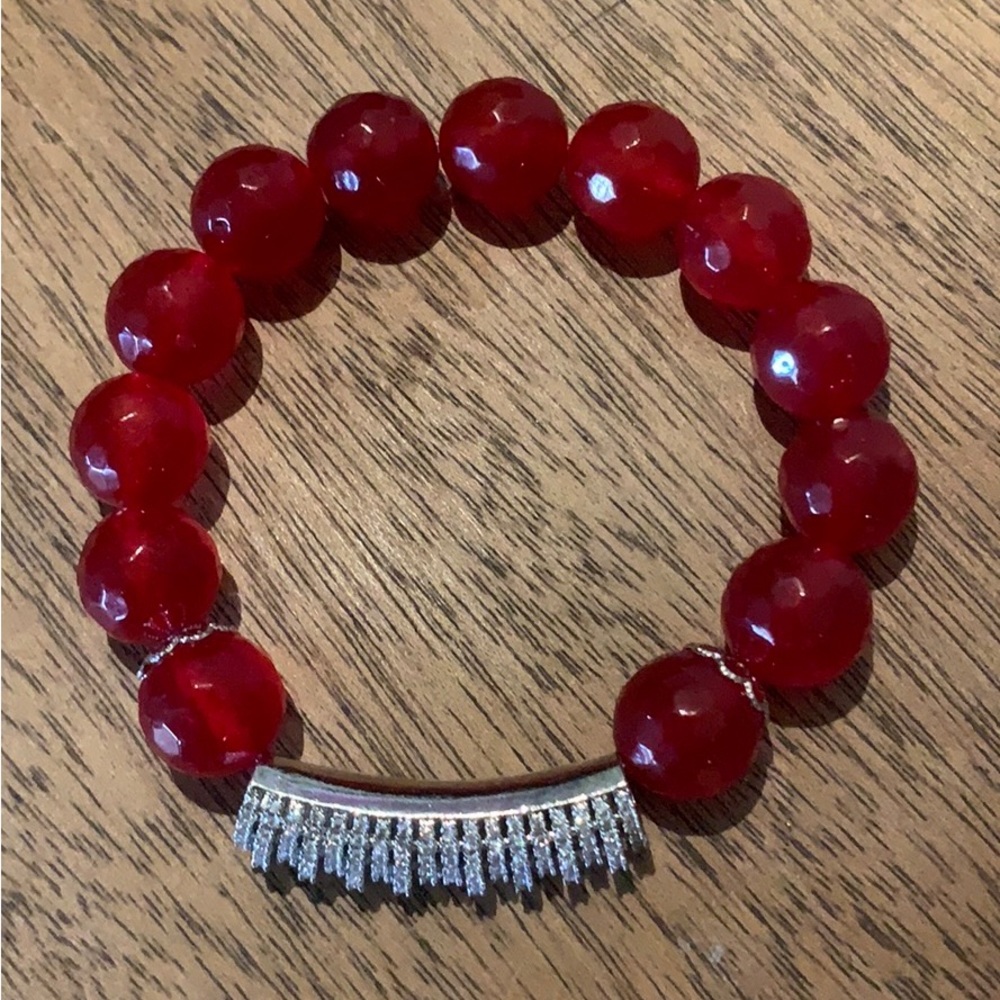 Elasticized red quartz bracelet with accents in silver